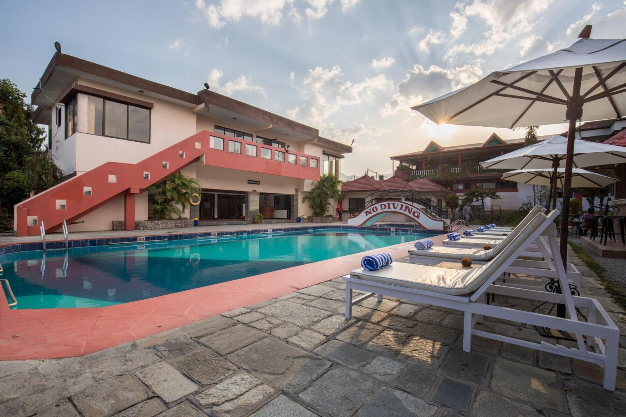 Hotel Pokhara Grande Екстериор снимка